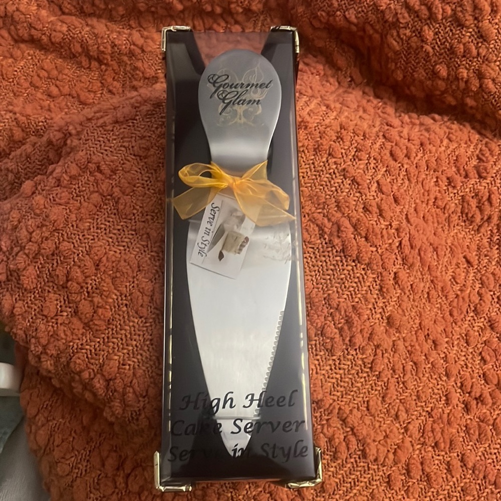High heel cake server